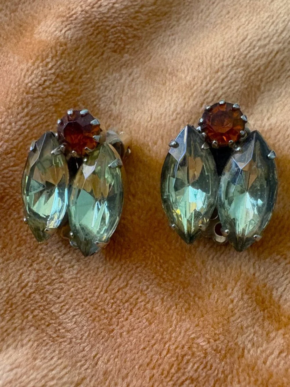 Vintage Rhinestone Light-Green Saphire-Crystals with Red Garnet Clip-on Earrings